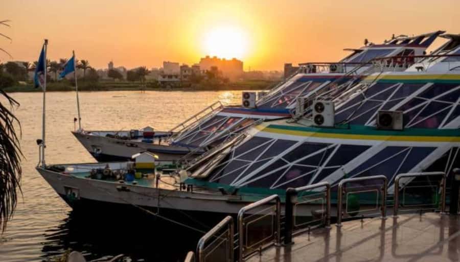 Cairo : Cairo Nile Dinner Cruise and Show - The show package: belly dancer, Oriental music, folklore, and more
