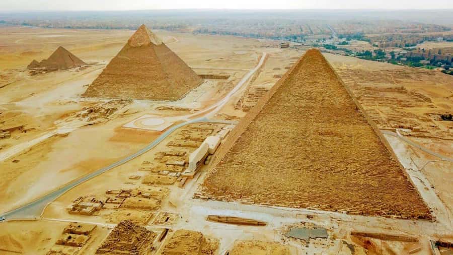 Cairo: Giza Pyramids, Sphinx, Sakkara & Dahshur Privte Tour - Giza Plateau: Cheops, Chephren, and Mykerinus in a single run