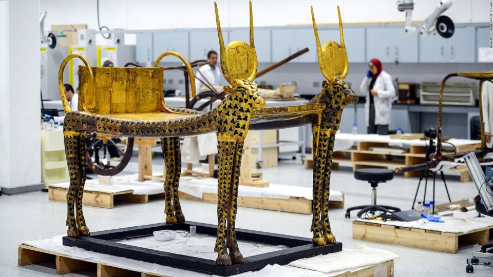 Cairo: Grand Egyptian Museum QR Ticket - Shops, restaurants, and the pyramid view moment