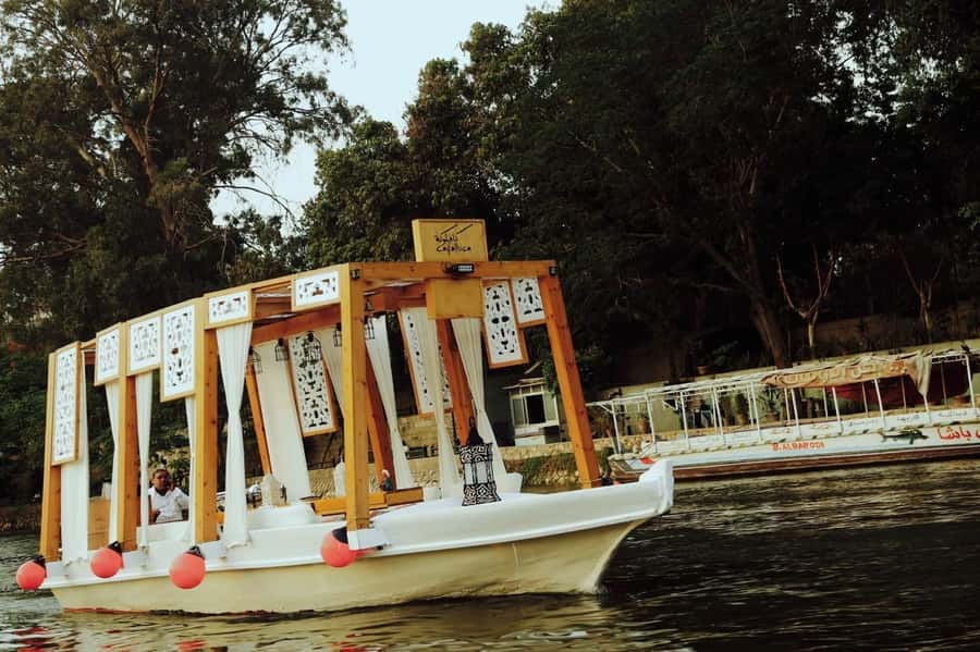 Cairo: Private Felucca Ride with Dinner and Drinks - Finding Cafelluca Boat: the dock, the desk, and the first 10 minutes