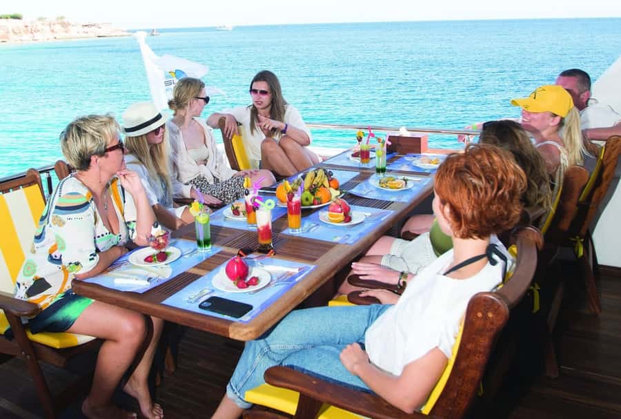 Cairo to Red Sea: VIP Yacht Cruise, Snorkeling & Lunch - Getting to the boat: where you meet and what to look for