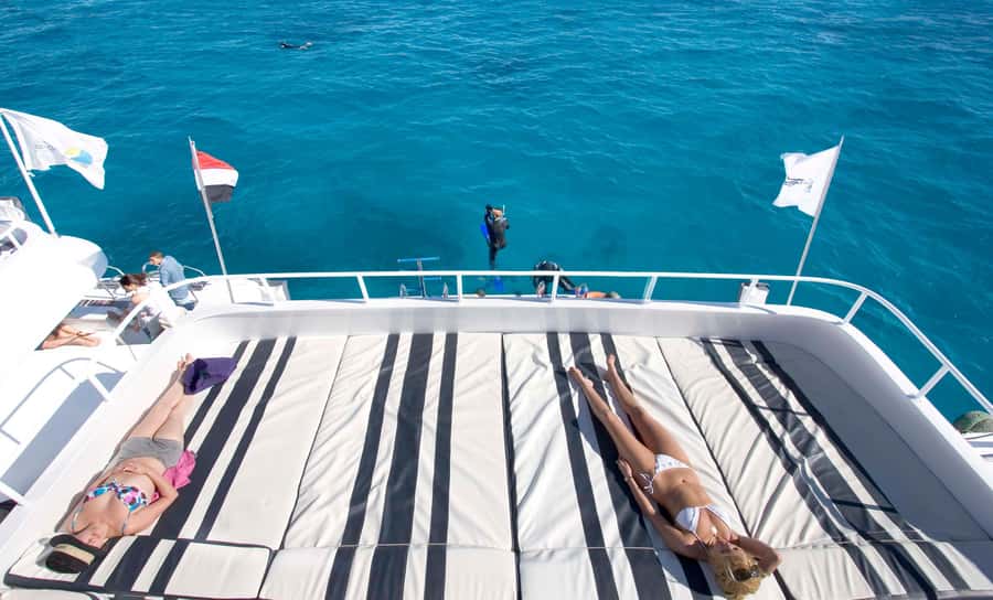 Dahab: luxury Snorkeling cruise with buffet lunch - Boat comfort: sun deck fun, air-conditioning when you need it