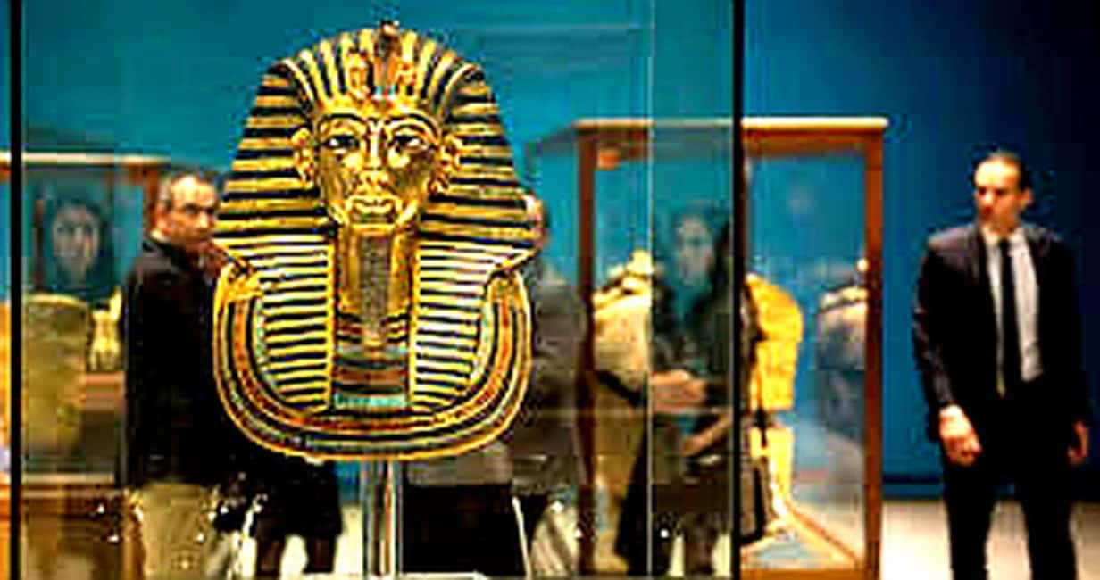 Discover Cairo: Private Day Trip to Museum, Pyramids & Lunch - Standing at the Great Pyramids: How the Guide Helps You See “More”