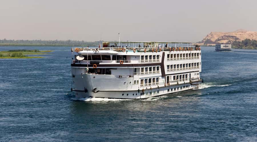 From Aswan: 5-Day Nile Cruise to Luxor with Hot Air Balloon - Day 2 Abu Simbel: the long drive that turns monumental