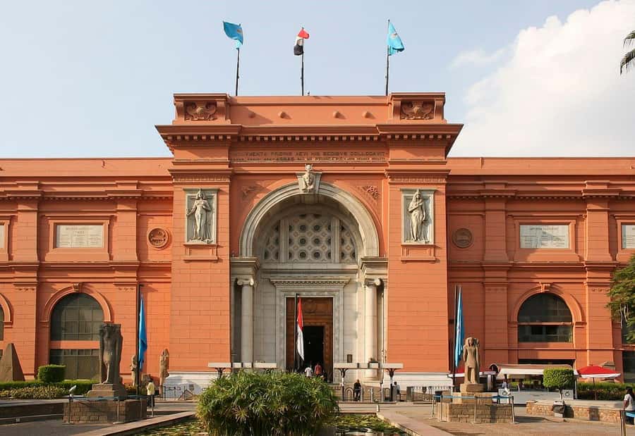 From Hurghada: Pyramids and Egyptian Museum Tour & Boat Ride - The Great Sphinx: how a guide turns a statue into a story