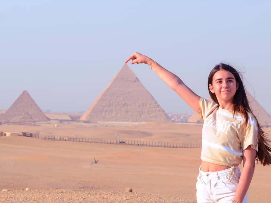 Giza: Female Guided Pyramids and Egyptian Museum Tour - Up-close time at the Pyramids of Giza (Khufu, Khafre, Menkaure, Sphinx)