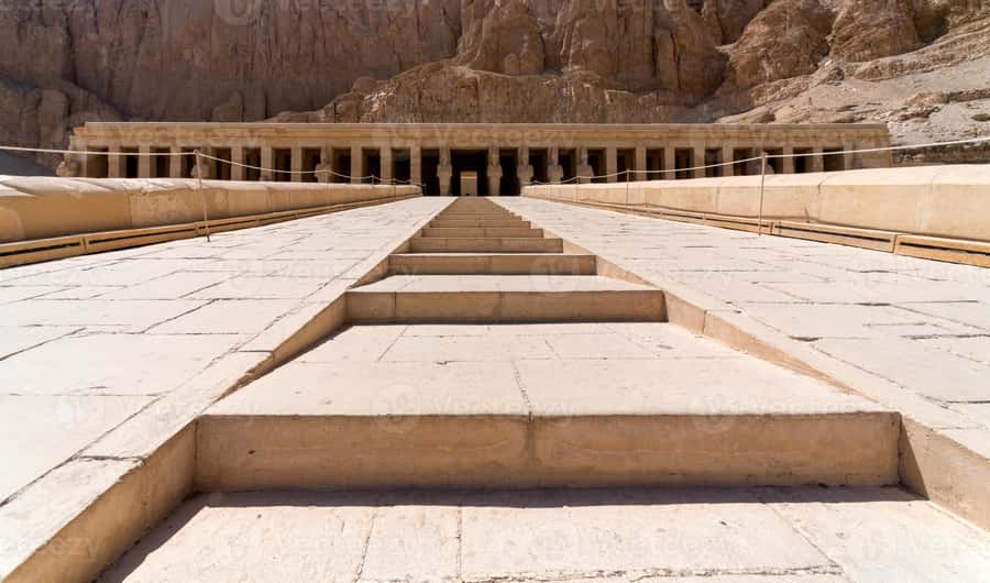 Guided tour to Temple Of Queen Hatshepsut With transfer - Tour Guide and Language Reality Check (English, Spanish, German, Italian, Arabic)