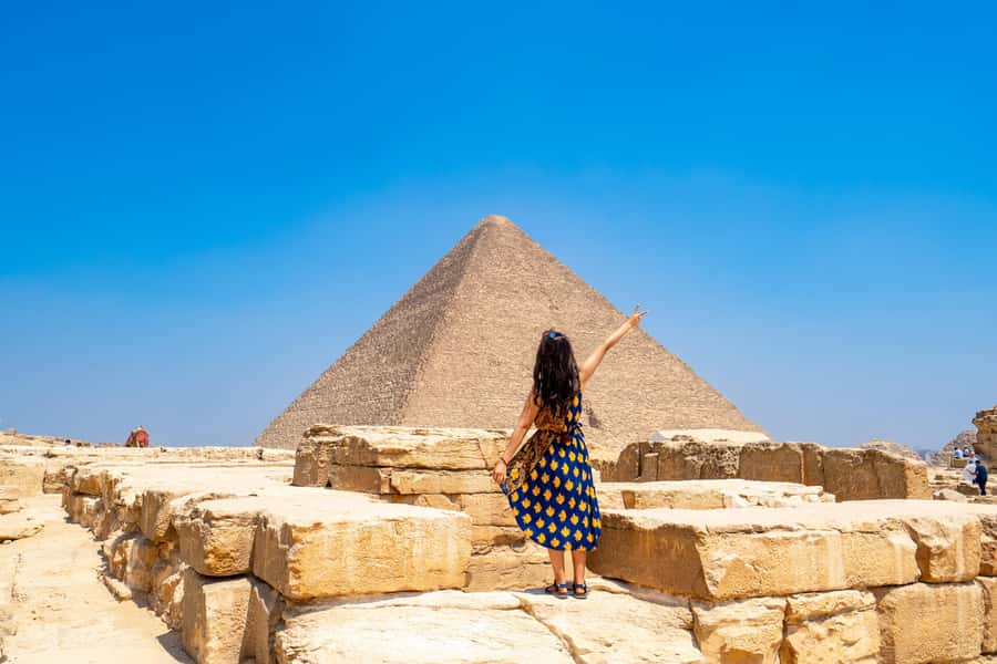Hurghada: Cairo Pyramids, Sphinx, Museum & Bazaar Day Tour - The Giza Plateau: Great Pyramid First, Then the Mortuary Temples