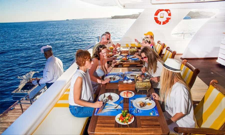 Hurghada: Elite vip snorkeling cruise with BBQ buffet lunch - Comfort Details: Drinks, Electronic Massage Beds, and Shade Strategy