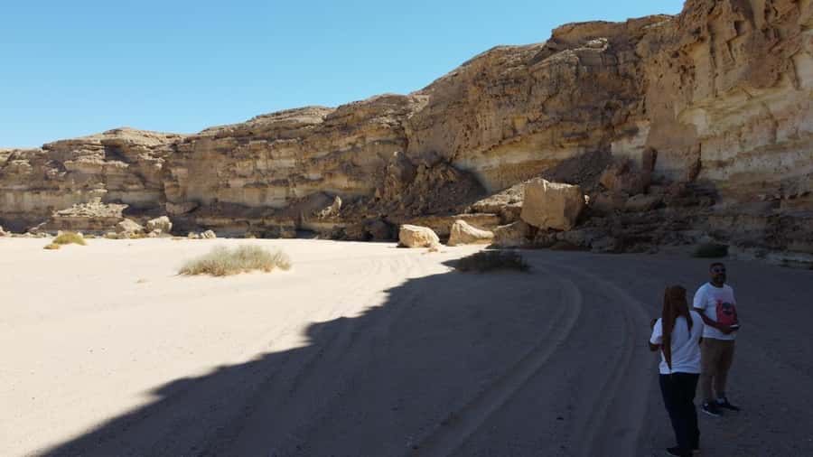 Hurghada: Hiking , dinner & stargazing - Getting picked up and geared up for the desert