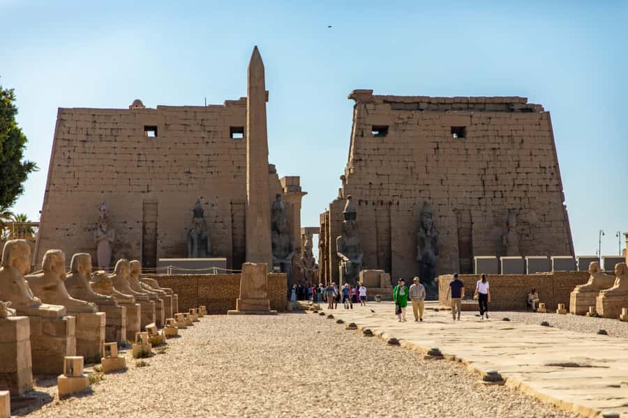 Hurghada: Luxor Guided Full Day trip with Tut Tomb & Lunch - Egyptologist guide, small-group feel, and languages (English, French, German)
