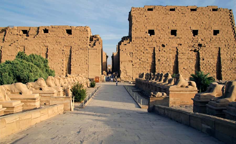 Hurghada: Luxor Highlights & King Tut Tomb Tour with Lunch - Hatshepsut at Deir el-Bahari: terraces that dominate your view