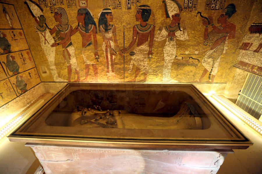 Hurghada: Luxor Highlights & King Tut Tomb Tour with Lunch - Karnak Temple and the Theban Triad: where the scale shocks you