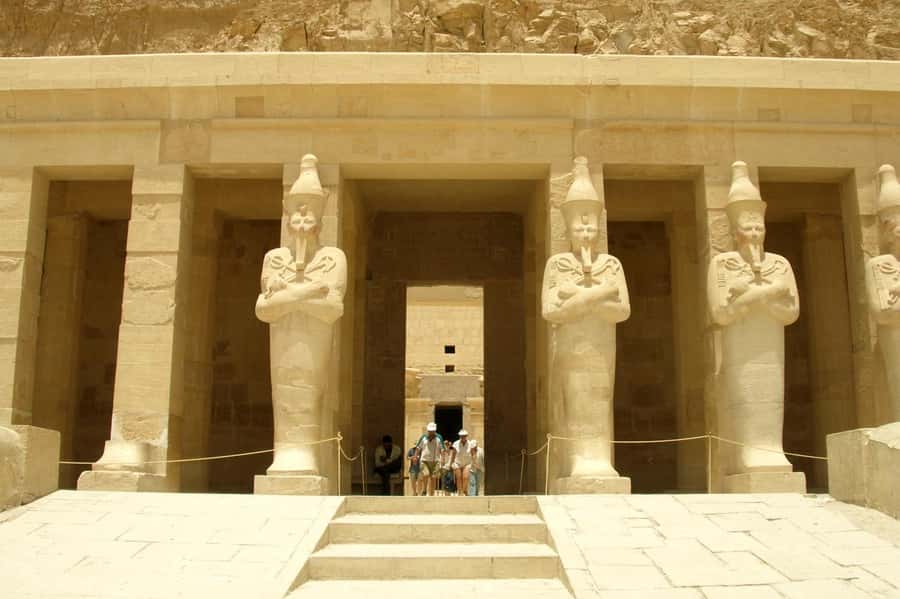 Luxor: 3-Day Nile Cruise to Aswan with Hot Air Balloon - Day 2 in Edfu: dock, carriage ride, and the Temple of Horus