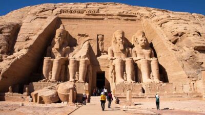 Luxor: Abu Simbel Temple Private Guided Day Trip with Lunch - Private pickup and meeting your guide at the entrance