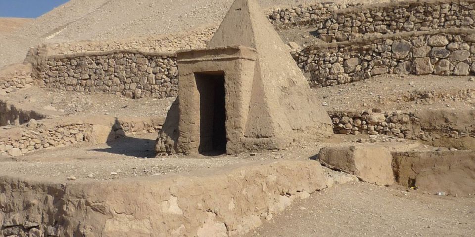 Luxor: Habu, Deir El Medina, Shared tour, Guide, and Lunch - Colossi of Memnon: Ancient Power, Acoustic Legend, and Real Scale
