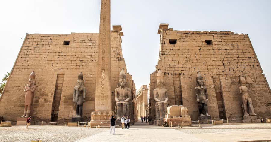 Luxor: Private Full-Day Luxor Highlights Tour with Pickup - Queen Hatshepsut at El Dir El Bahari: power on a cliff