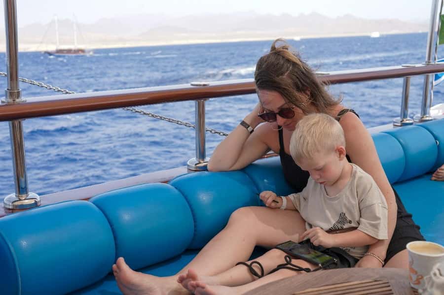 Marsa Alam: Pirates Premium Boat to turtle bay with lunch - Cruise time to Marsa Mubarak: the part you can enjoy without rushing