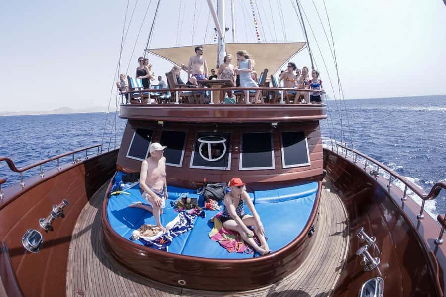 Marsa Alam: Pirates Premium Boat to turtle bay with lunch - Photo stop and onboard lunch/dinner: eating with sea views