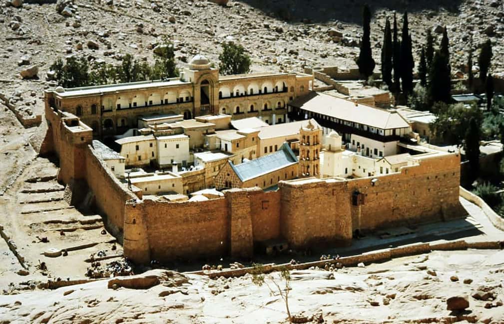Sharm El Sheikh: Mount Sinai & St. Catherine Monastery Tour - The ascent on Moses’ Mountain: steps, darkness, and Bedouin help